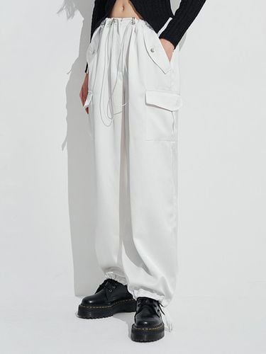 Wide High Rise Satin Cargo Pants [Beige] - Rosefrantz - Modalova