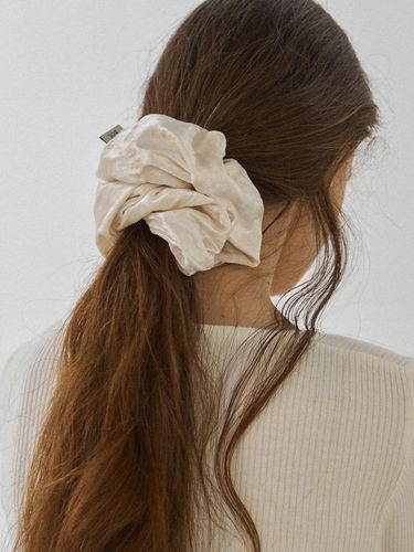 Velvet Texture Wide Hair Scrunchie [Cream] - BOL - Modalova