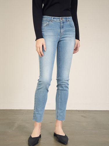 Slim Fit Cropped Raw Edge Jeans - ACUD - Modalova