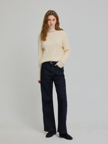 Fleece-lined Straight Fit Cotton Blend Denim Pants (IPCP8SL611) - THE IZZAT - Modalova