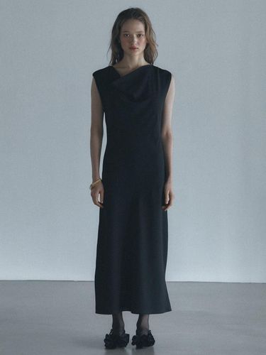 Sleeveless Cowl Neck Drape Dress [Black] - ARCHAIC - Modalova