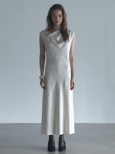 Sleeveless Cowl Neck Drape Dress [Cream] - ARCHAIC - Modalova