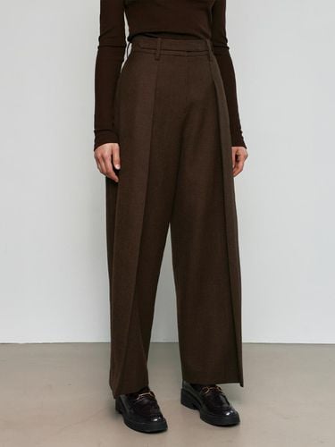 Two-tuck Wide Merino Wool Pants [Brown] - mu:arvo - Modalova