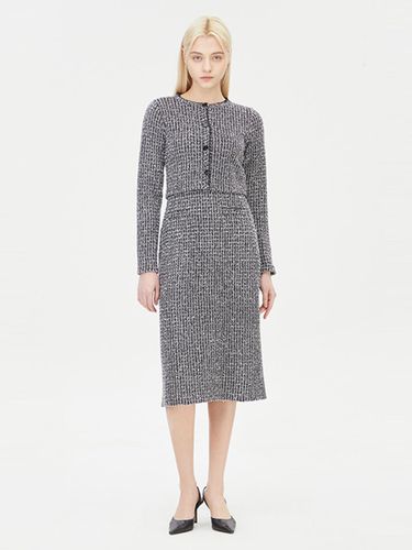 Valtex Slim Round Neck Knit Dress (SAKO05411BK) - Sisley - Modalova