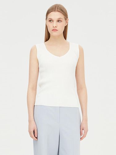 Scallop V-neck Sleeveless Slim Fit Knit Top (SAKP31431IV) - Sisley - Modalova