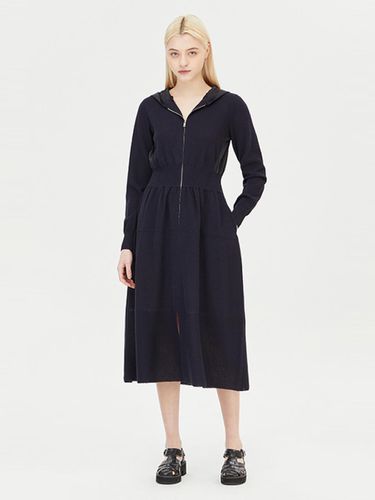 Woven Patch Hooded Flare Knit Dress (SAKO31431DN) - Sisley - Modalova