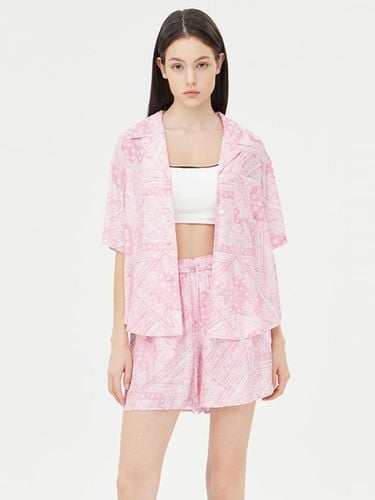 Front Pocket Short Sleeve Bandana Print Blouse [Pink] (SAWS60441PK) - Sisley - Modalova