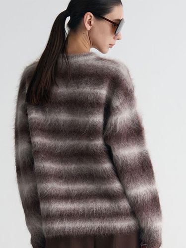 Suri Hairy Loose Fit Sweater [Brown] - MAGJAY - Modalova