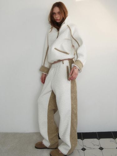 Half Sherpa Loose Fit Leather Pants [Beige] - GIMMETHEYOUNG - Modalova