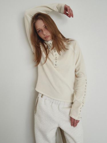 Velour Button Turtleneck Top [Beige] - GIMMETHEYOUNG - Modalova