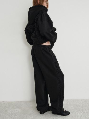 Side Shirring Oversized Sweatpants [Black] - GIMMETHEYOUNG - Modalova