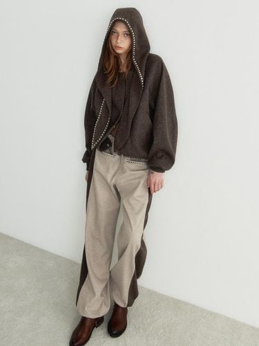 Studded Pocket Loose Fit Pants [Brown] - GIMMETHEYOUNG - Modalova