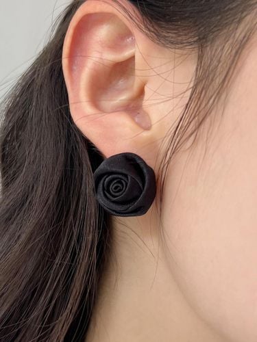 Handcrafted Satin Rose Bud Earrings - FANTASTIC PLANET - Modalova