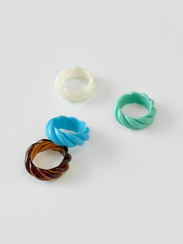 Acrylic Twisted Sculptural Ring - FANTASTIC PLANET - Modalova