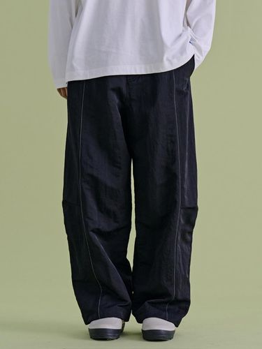 Waterproof Nylon Semi-Wide Parachute Pants [Black] - NONTYPE - Modalova