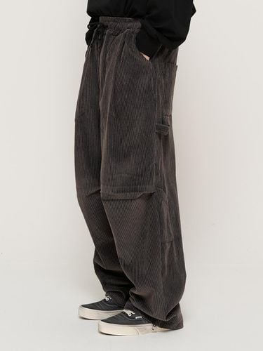 One-Tuck Balloon String Banding Corduroy Pants [Charcoal] - CARGOBROS - Modalova