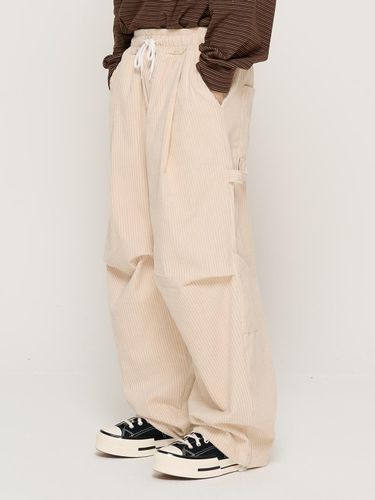 One-Tuck Balloon String Banding Corduroy Pants [White] - CARGOBROS - Modalova