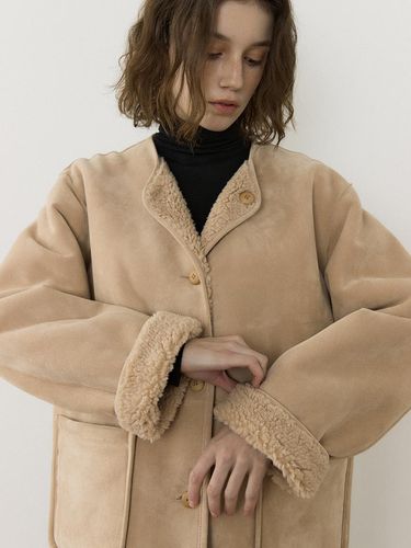 Reversible Suede Shearling Half Mustang Jacket [Beige] - AUBARD - Modalova