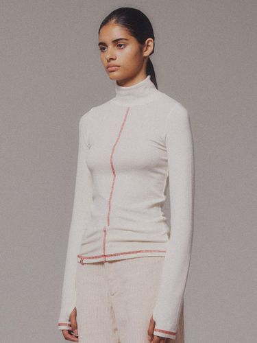 Finger Hole Turtleneck Sleek Top - MENASOO - Modalova