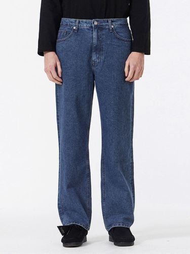 Signature Studded Straight-Fit Denim Pants [Indigo] - VARZAR - Modalova