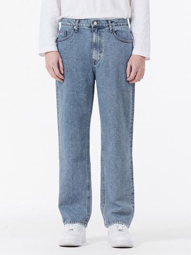 Signature Studded Straight-Fit Denim Pants [Light Indigo] - VARZAR - Modalova