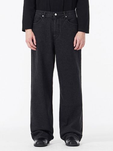 Signature Stud Wide-Fit Denim Pants [Black] - VARZAR - Modalova