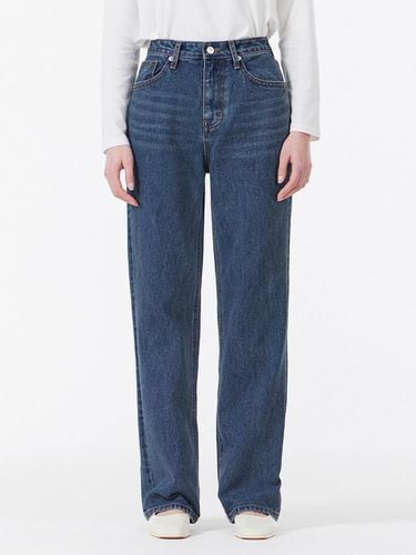 Signature Studded Straight-Fit Denim Pants [Indigo] - VARZAR - Modalova