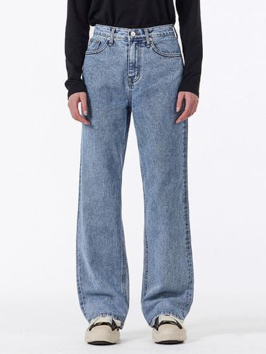 Signature Studded Straight-Fit Denim Pants [Light Indigo] - VARZAR - Modalova