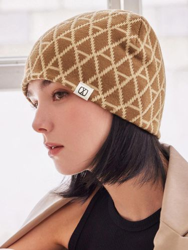 VA Pattern Jacquard Free-Size Beanie [Brown] - VARZAR - Modalova