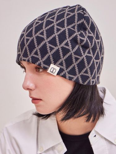 VA Pattern Jacquard Premium Acrylic Beanie [Black] - VARZAR - Modalova