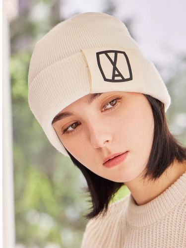 Square Big Label Designer Beanie [WHITE] - VARZAR - Modalova