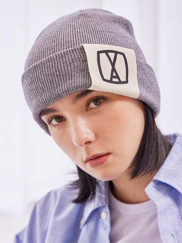 Square Big Label Marble Pattern Beanie [Gray] - VARZAR - Modalova