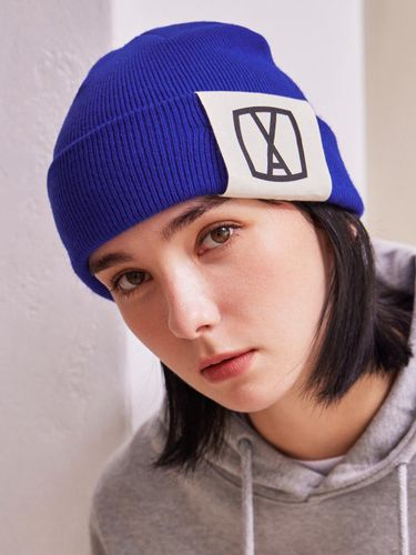 Square Label Marble Pattern Beanie [Blue] - VARZAR - Modalova