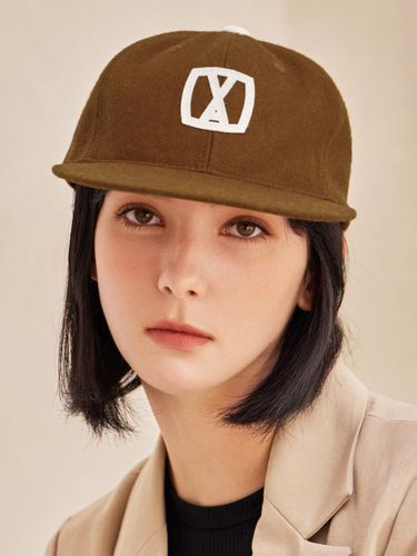 VA Square Appliqu Wool Baseball Cap [BROWN] - VARZAR - Modalova