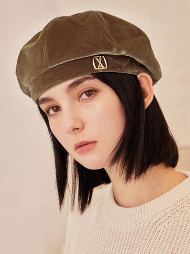 Square Stud Octagon Velvet Beret [Beige] - VARZAR - Modalova