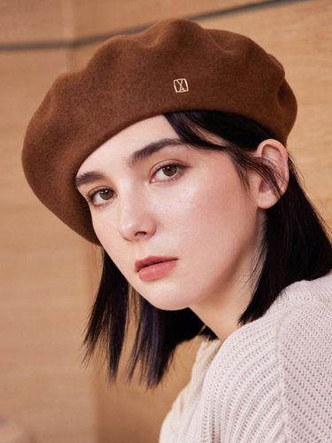 VA Square Stud Wool Beret [BROWN] - VARZAR - Modalova