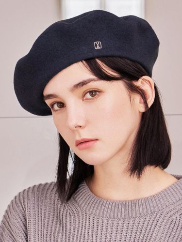 Square Stud Wool Beret [Grey] - VARZAR - Modalova