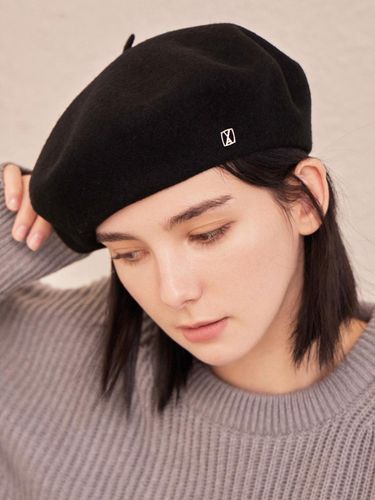 VA Square Stud Wool Beret [Black] - VARZAR - Modalova