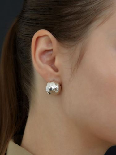 Hammered Silver Premium Earring - byweekend - Modalova