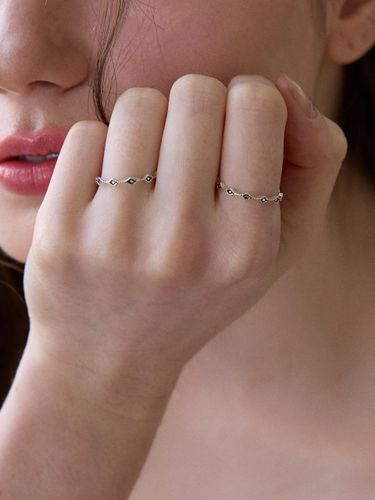 Delicate Premium Silver Dot Ring - byweekend - Modalova