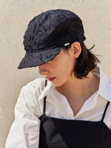 Metal-tipped Textured Lace Newsboy Cap [Black] - VARZAR - Modalova