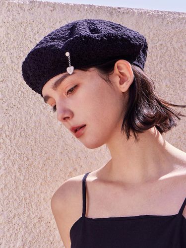 Heart Chain Embossed Cotton Beret [Black] - VARZAR - Modalova