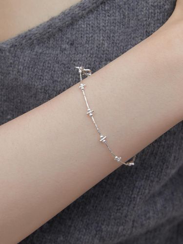 Sterling Adjustable Pin Bracelet - byweekend - Modalova