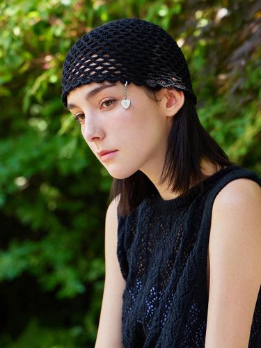 Heart Chain Embossed Mesh Knit Beanie [Black] - VARZAR - Modalova