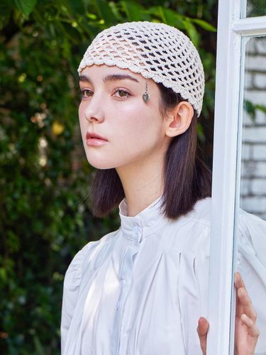 Heart Chain Embossed Texture Short Beanie [Ivory] - VARZAR - Modalova