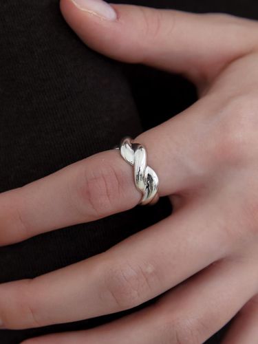 Sterling Silver Twist Bold Ring - byweekend - Modalova