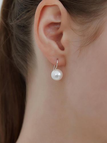 Mm Silver Pearl Classic Earring - byweekend - Modalova