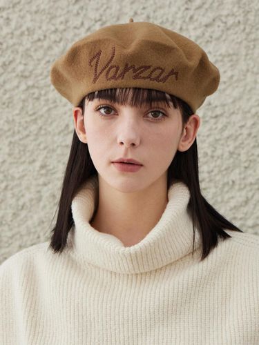 Cursive Logo Wool Beret [Camel] - VARZAR - Modalova