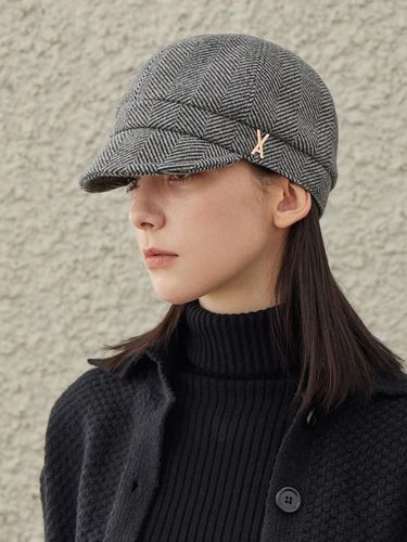 Studded Herringbone Slim Newsboy Cap [Black] - VARZAR - Modalova