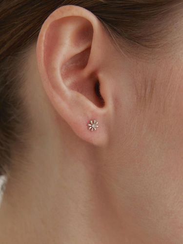 K Gold Delicate Daisy Earring - byweekend - Modalova